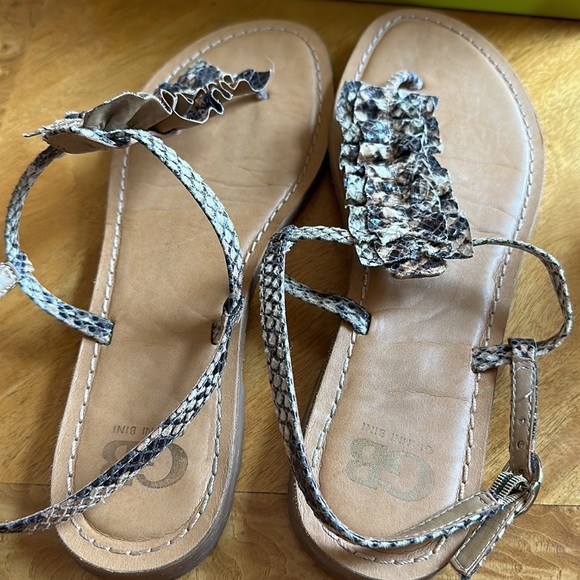 GIANI BINI Ruffle Flat Sandals - size 10 - snakeskin print - Picture 2 of 4